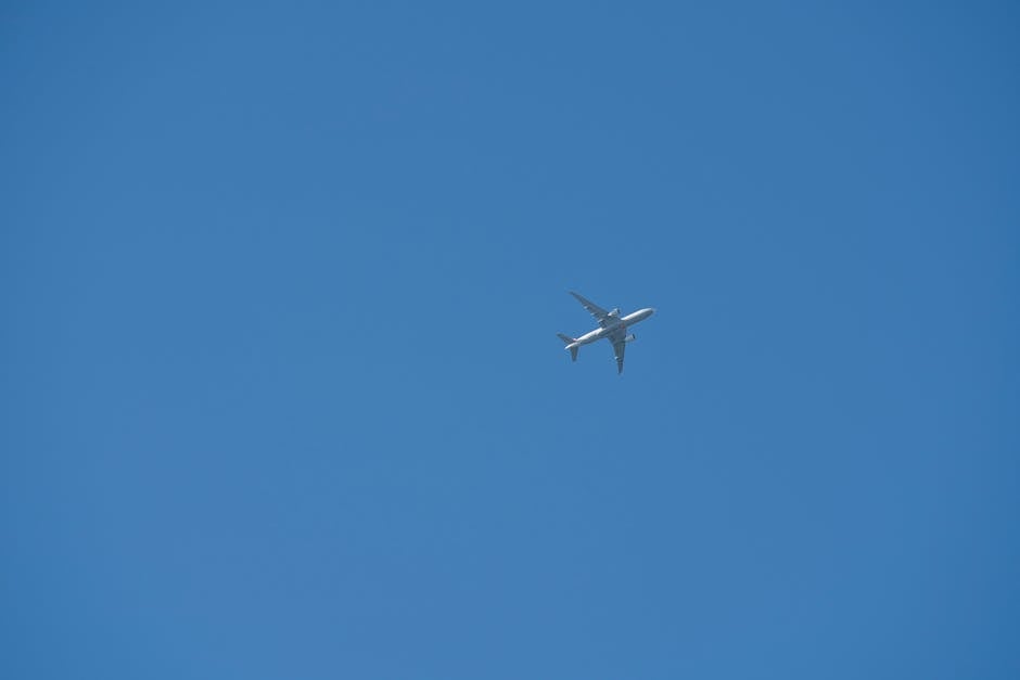 Aereo in volo verso destinazioni turistiche