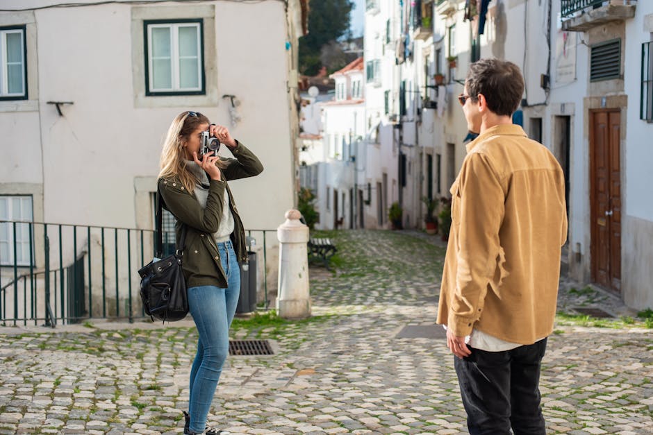 Turista che fotografa una città d'arte